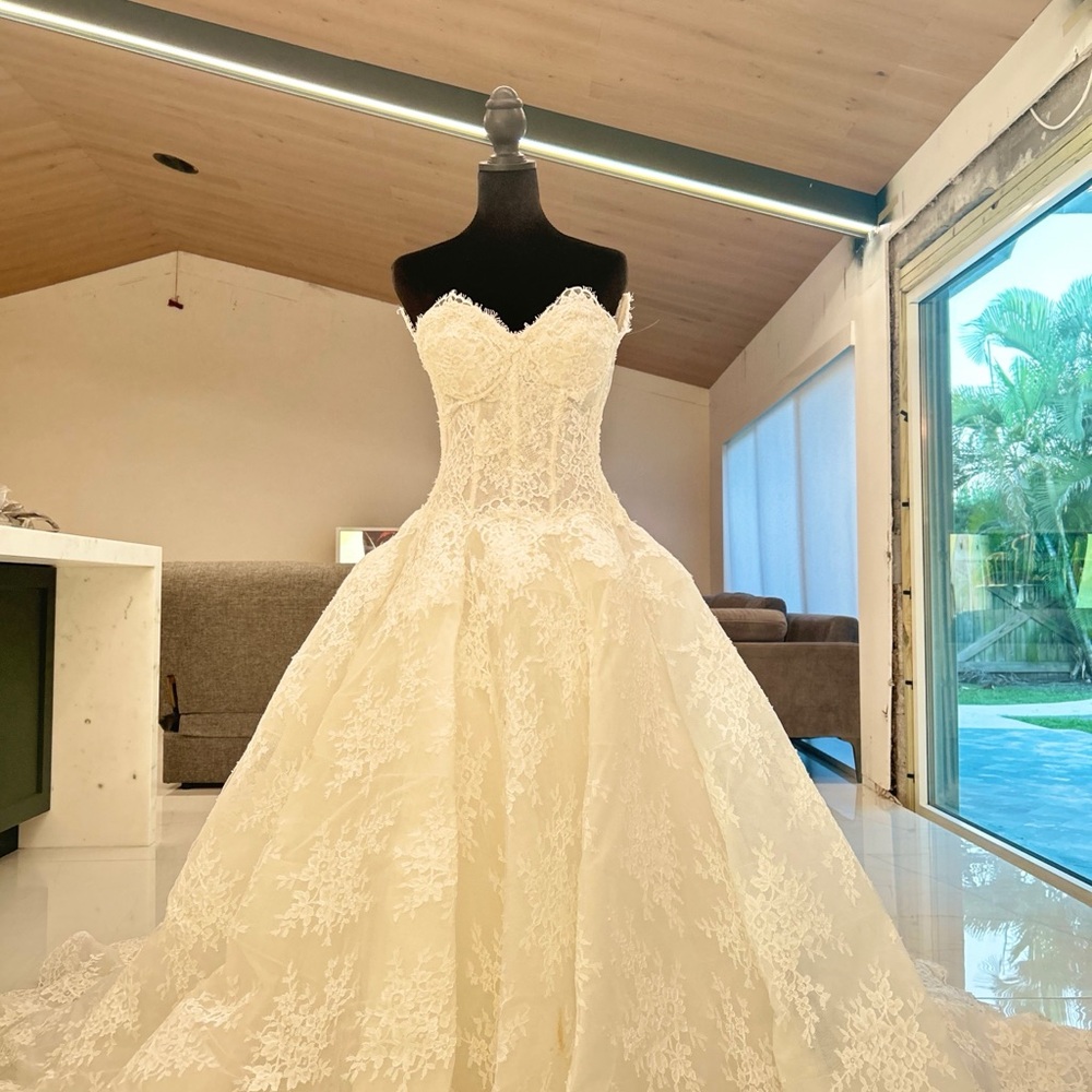 Monique Lhuillier Alexandra White Lace Wedding Dress - Picture 6 of 16